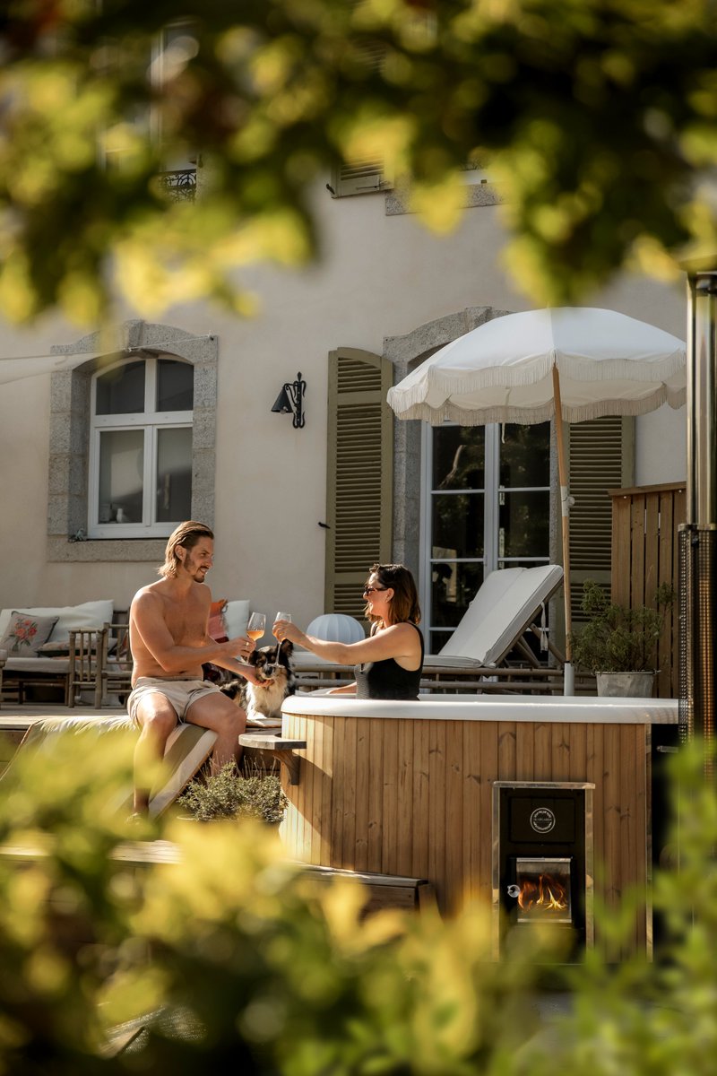 SkargardsHottub's tweet photo. What used to be a mundane outdoor area has been transformed into a veritable oasis over the past few weeks.
With a mix of love, new ideas and craftsmanship, Floriane and her husband have redesigned their terrace for relaxation and cosiness. It’s a welcome escape from hectic everyday life – whether enjoyed alone, as a couple or with friends.