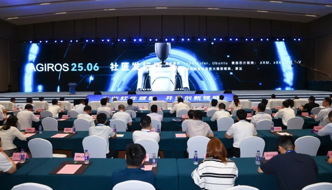 Invest_Nanjing's tweet image. Nanjing’s AGIROS 25.06 - robot OS co-built by 100+ companies is here.
With 40+ robots & a new Embodied AI Robotics Application Center, the city’s tech legacy grows.
#SmartRobots #NanjingSoftware2025 #ChinaInnovation