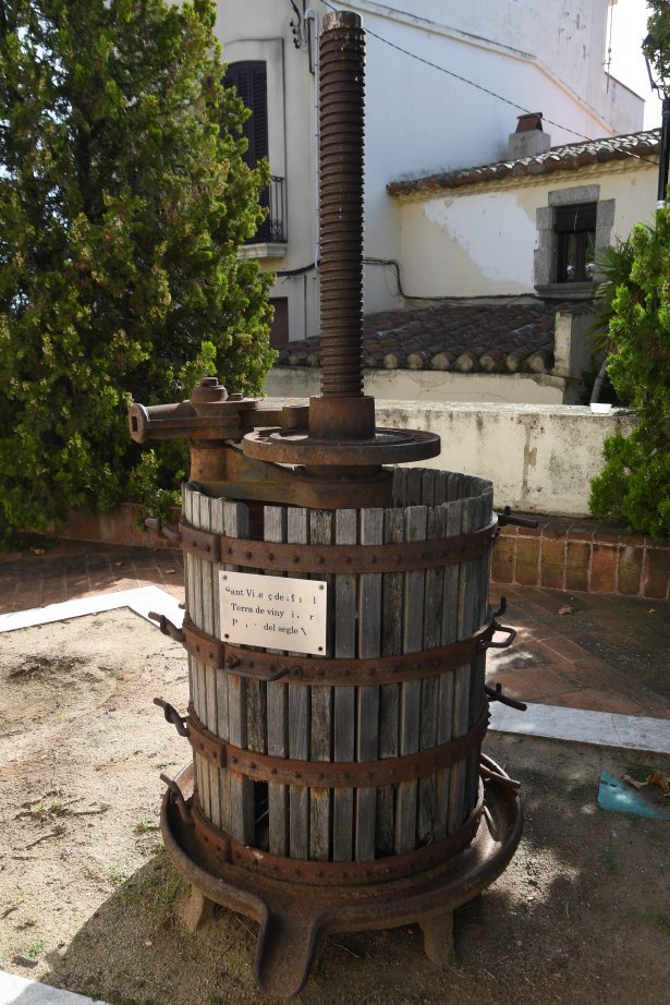 Bon dia amb el #patrimonideldia! Davant de l'Ajuntament de #SantVicençdeMontalt trobem aquesta premsa vertical de gàbia, emprada per aixafar raïm. Aquest va ser el primer tipus de premsa mecanitzada que es va desenvolupar: patrimonicultural.diba.cat/element/premsa… <a href="/CostaBcnMaresme/">Costa Bcn-Maresme</a> <a href="/CulturaDIBA/">Cultura Diputació Barcelona</a>