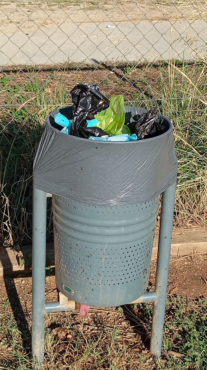 Hola <a href="/Aj_Sabadell/">Ajuntament Sabadell</a> y <a href="/SmatsaSbd/">SMATSA</a> en el área de gossos desde que habéis quitado dos papeleras, este es el percal, ya habéis comprado más?? 
En total habéis quitado 7 papeleras en el #ParcNord