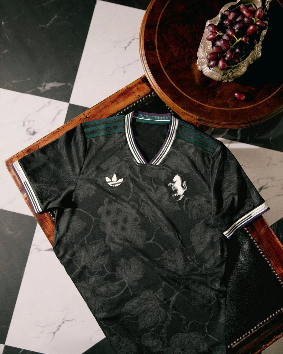 ActuFoot_'s tweet photo. 🍗 La Juventus a dévoilé son nouveau maillot THIRD. 👕🖤🤍

@adidasfootball https://t.co/ths96LAFfD