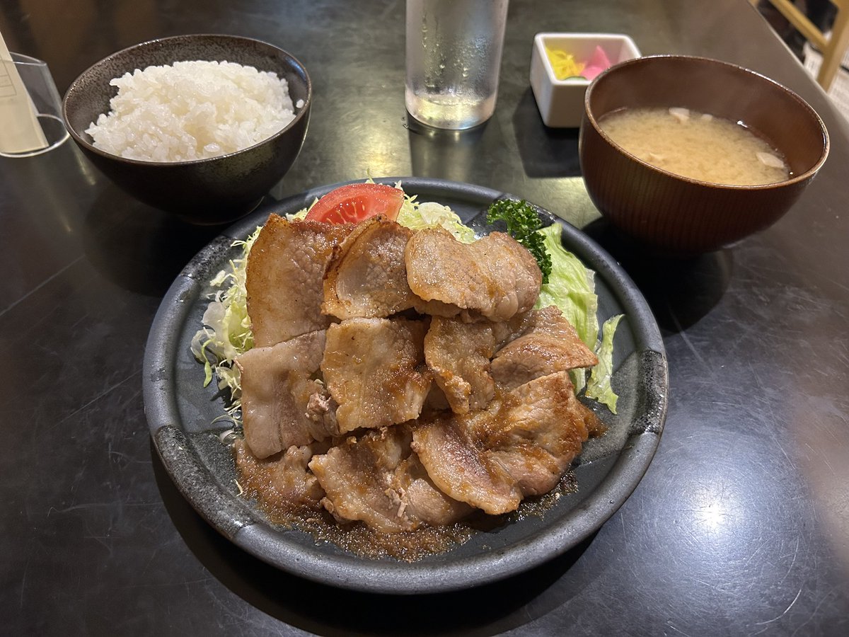 歌舞伎町にある「にいむら」の生姜焼き定食が好きすぎて、東京へ行くと必ず食べます🥹🍽️