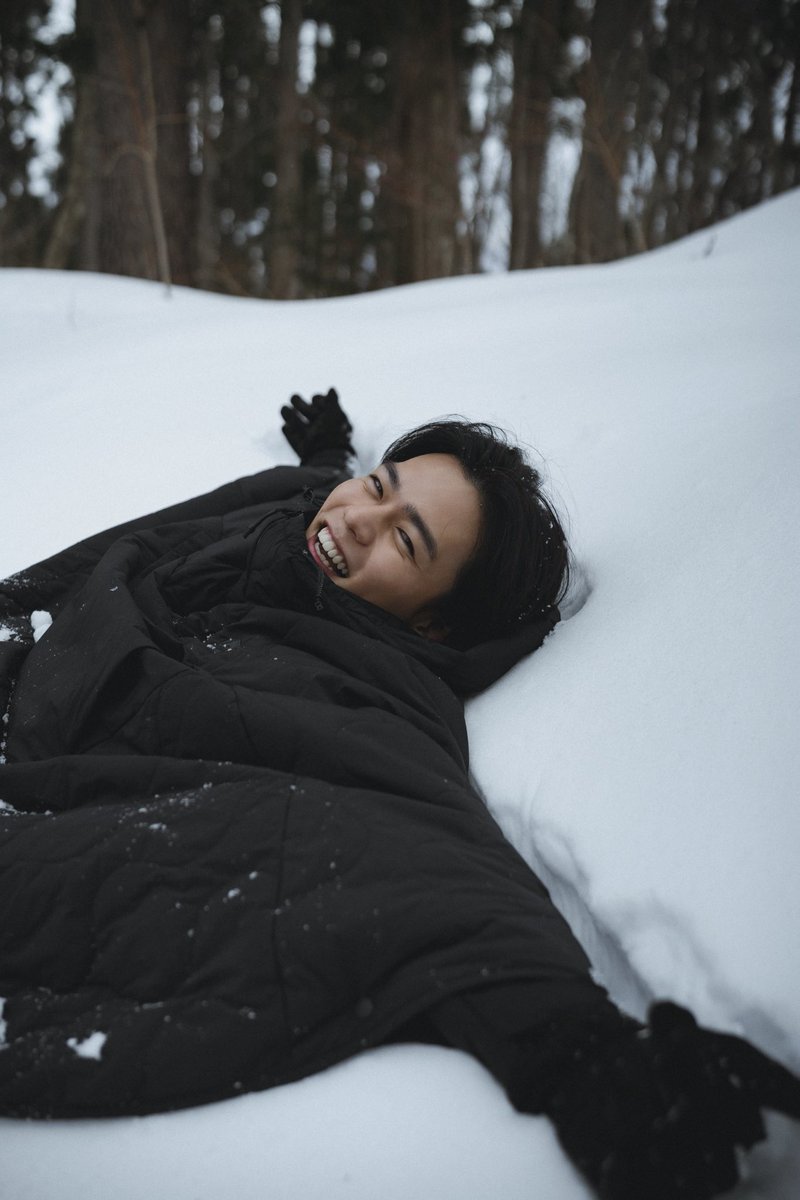 #日向亘 #フォトブック

本日10日(水)
日向亘フォトブック『日に向かって、』発売❣️

20歳の節目となる1年間を追いかけた本作では、春夏秋冬の四季を通して、少年から大人へと変化していく等身大の姿を収録しました❄️