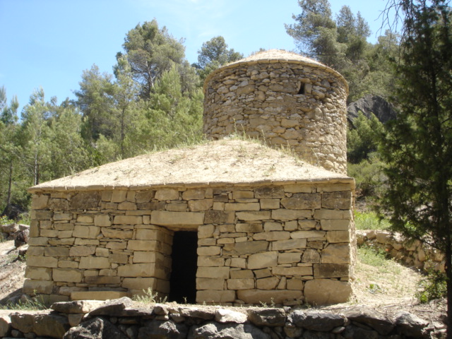 Bon dia amb #patrimonideldia! Avui el conjunt format per la barraca de vinya i la tina Llobregat a #Talamanca, construït amb pedra seca. Elements patrimonials com aquest ens mostren la importància que va tenir la vinya al Bages: patrimonicultural.diba.cat/element/barrac… <a href="/ajtalamanca/">Ajuntament de Talamanca</a> <a href="/CulturaDIBA/">Cultura Diputació Barcelona</a>