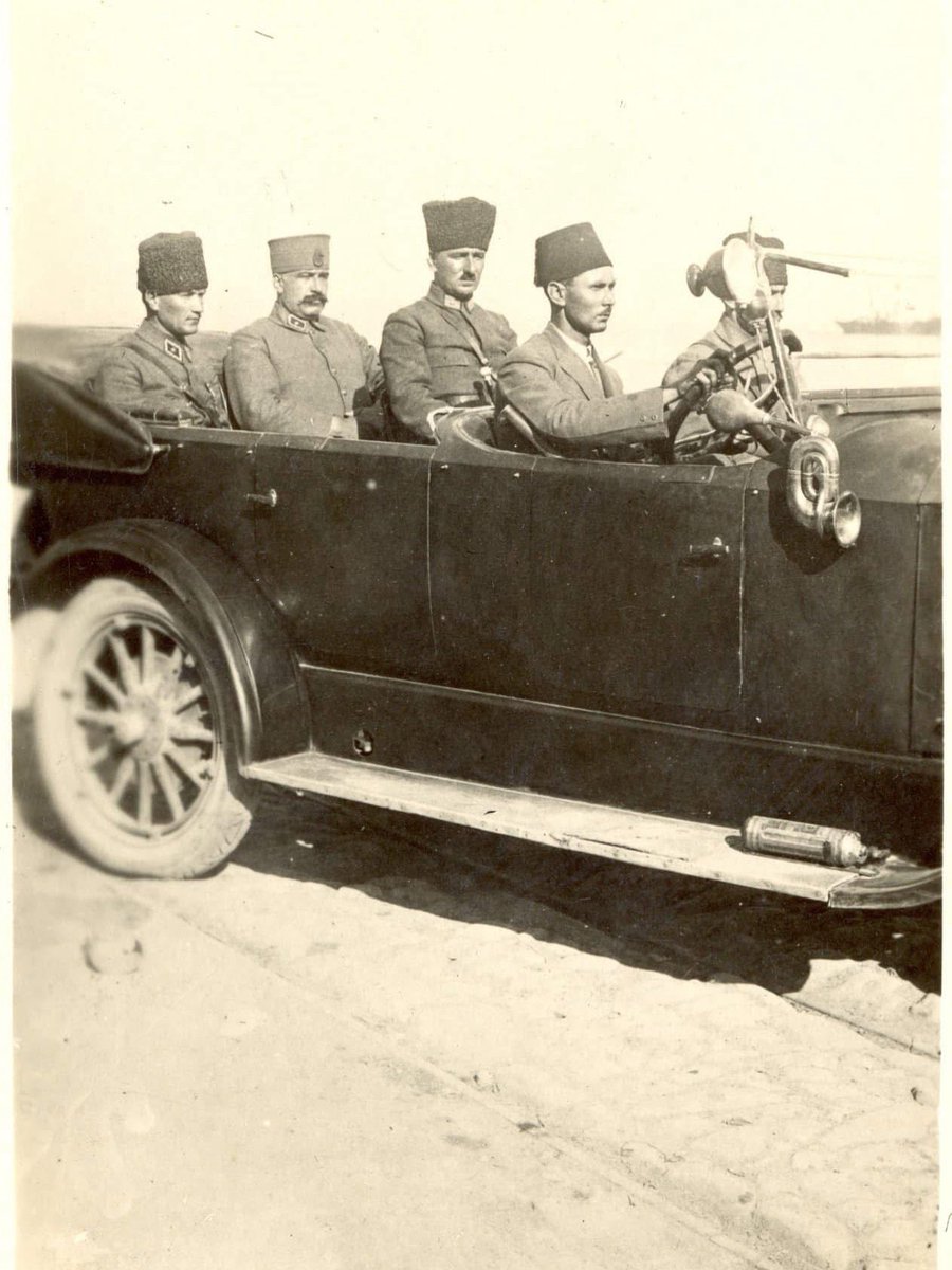 10 Eylül 1922
Mustafa Kemal Paşa, otomobille İzmir Karşıyaka’ya İplikçizade Köşkü'ne gelir. Karşıyakalılar büyük bir coşkuyla ve gözyaşlarıyla karşılarlar. 
-Ruşen Eşref Ünaydın o anı şöyle anlatır:
“Hep bitmeyen, tükenmeyen alkışlar ve kutlayışlar arasında evin önüne vardın...