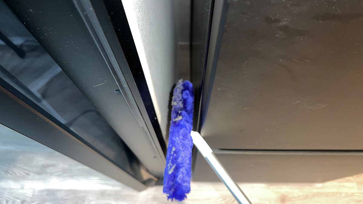 冷蔵庫の狭い隙間にも使えるほこり取りのトレループ✨
階段やすき間のホコリ、気づいた時にサッと掃除！

✅ 階段や冷蔵庫のすき間にぴったりなショート柄
✅ 棒状モップでカーブや角にも届きやすい
✅ ケースがパカッと開いてホコリ捨て簡単

#レック社員のオススメアイテム