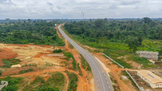 Monafrique8's tweet photo. 🇨🇮 La Côte d’Ivoire brille en Afrique 🌍
Avec près de 82 000 km de routes, elle possède l’un des plus vastes réseaux routiers d’Afrique de l’Ouest 🚗✨
#CIV225 https://t.co/4FwMsuUVrg