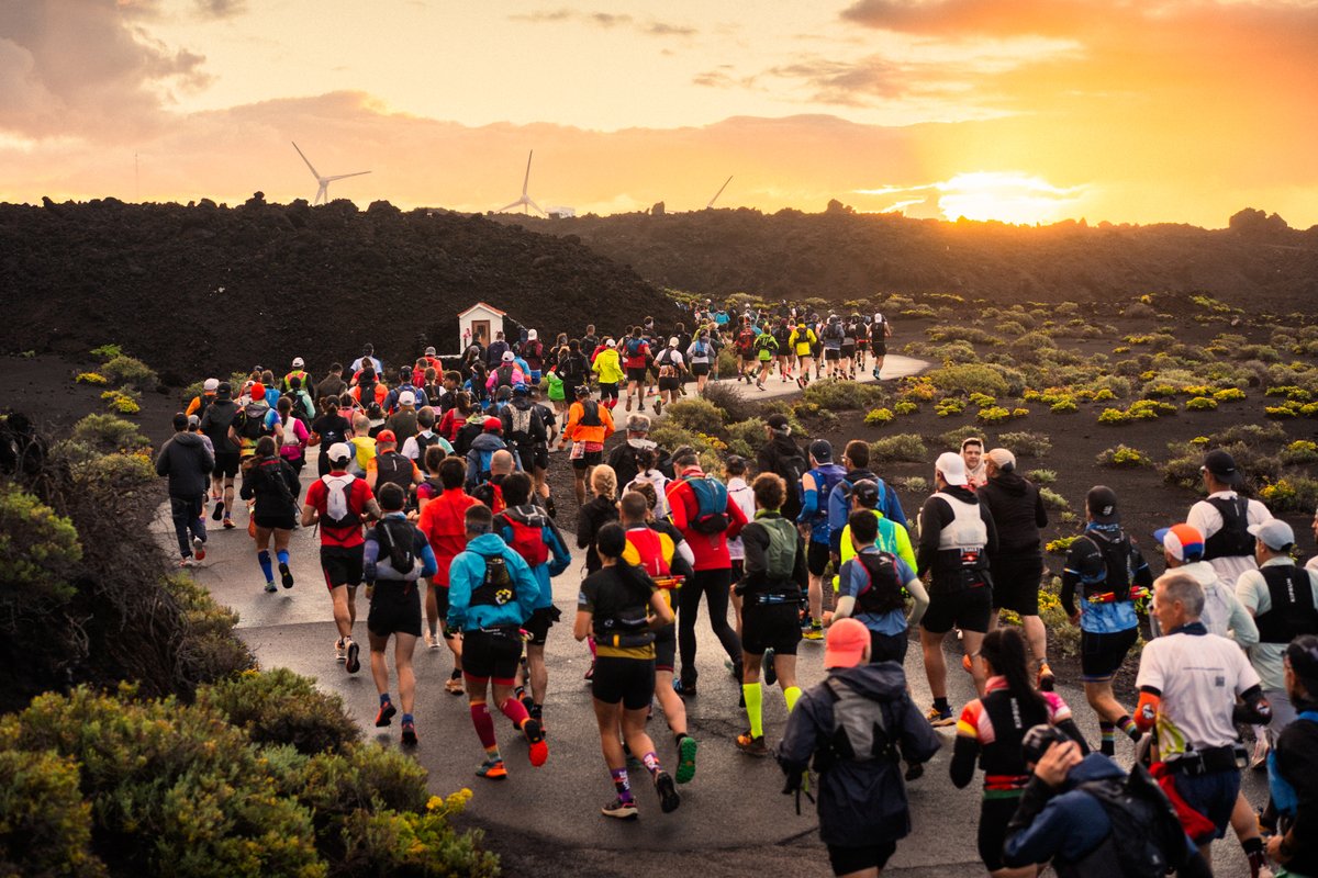 Amanecer en Fuencaliente.
La magia de Transvulcania comienza cuando los primeros rayos de sol iluminan el camino y cientos de corredores se lanzan a conquistar la isla desde Fuencaliente.

Así arrancó la Media Maratón, con la energía y la fuerza de quienes viven esta experiencia.
