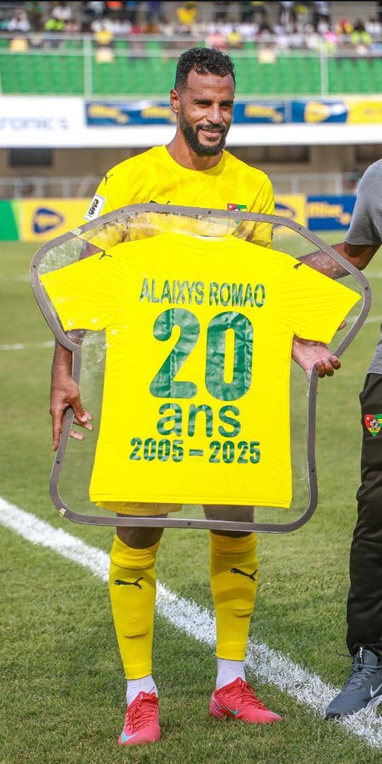 #Togo: Victoire hier des #Éperviers contre le #Soudan 1-0 en match sans enjeu pour la qualification à la coupe du monde 2026. <a href="/AlaixysRomao/">Alaixys Romao</a> a été honoré pour ses 20 ans en sélection par un t-shirt 20 offert par la <a href="/FtfTogolaise/">FTF-Fédération Togolaise de Football</a>. Depuis 2005 il n’a manqué aucun rdv pour son pays