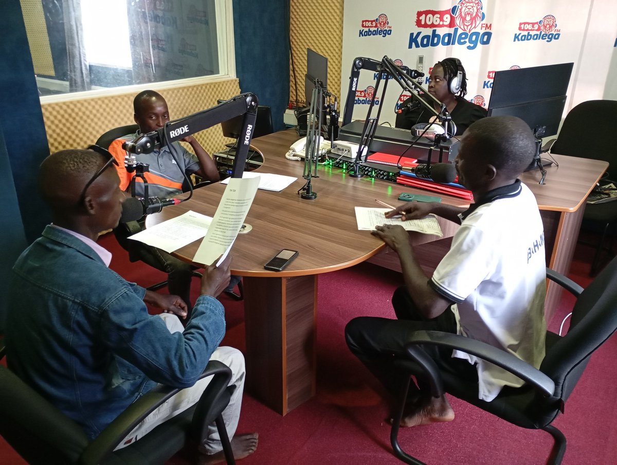 fmkabalega's tweet photo. SEASON 2, #Quarterfinals🔥🔥🔥
#Set4 !💃💃💃
#Agakwookya Runyoro News reading competition👌👌
Who makes it to the #Semifinals?💪💪💪
Join the fun💃, Give a verdict!👩‍⚖️👨‍⚖️

#Nezikukooka with @SharonKobusing5
#KabalegafmUpdates https://t.co/CfEtk67lpr