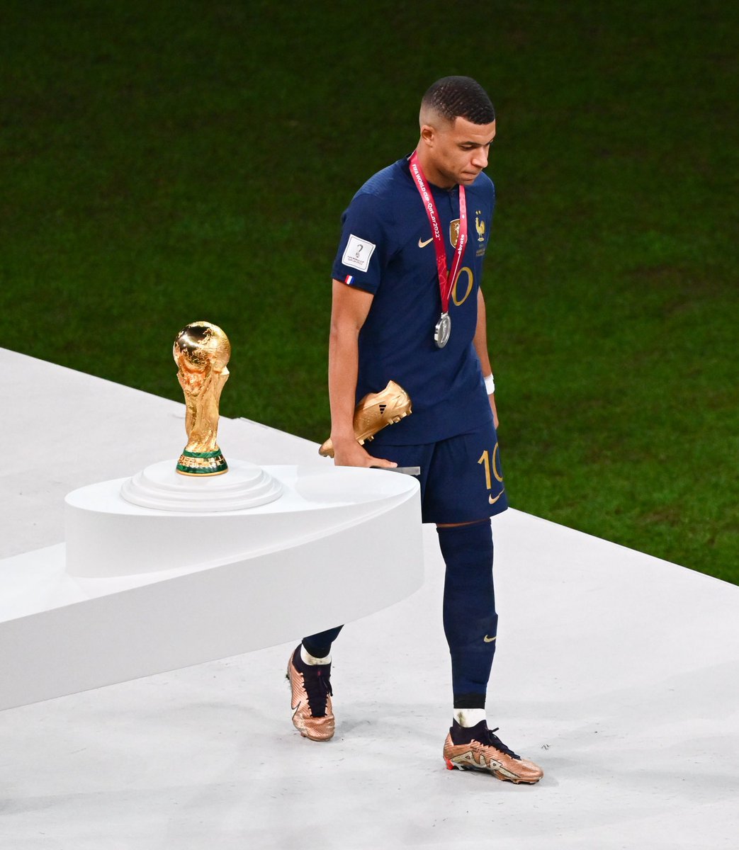 ActuFoot_'s tweet photo. 🥹🇫🇷 𝗪𝗜𝗟𝗙𝗥𝗜𝗗 𝗘𝗧 𝗞𝗬𝗟𝗜𝗔𝗡 𝗠𝗕𝗔𝗣𝗣𝗘́ 𝗢𝗡𝗧 𝗣𝗟𝗘𝗨𝗥𝗘́ 𝗔𝗣𝗥𝗘̀𝗦 𝗟𝗔 𝗙𝗜𝗡𝗔𝗟𝗘 𝗗𝗨 𝗠𝗢𝗡𝗗𝗜𝗔𝗟 𝟮𝟬𝟮𝟮… 

« La veille, on s'est eu au téléphone. Normalement, on rigole, ça chambre... 

Et là, je lui dis un truc, je ne sais pas pourquoi : "𝗦𝗜 𝗧𝗨 𝗟𝗔 𝗚𝗔𝗚𝗡𝗘𝗦, 𝗧’𝗜𝗠𝗔𝗚𝗜𝗡𝗘𝗦 𝗣𝗔𝗦 𝗔̀ 𝗤𝗨𝗘𝗟 𝗣𝗢𝗜𝗡𝗧 𝗧𝗨 𝗠𝗘 𝗥𝗘𝗡𝗗𝗥𝗔𝗜𝗦 𝗙𝗜𝗘𝗥…" […]

Quand je le vois, la première chose qu'il me dit, c'est… "𝗝𝗘 𝗠’𝗘𝗡 𝗩𝗘𝗨𝗫 𝗗𝗘 𝗧’𝗔𝗩𝗢𝗜𝗥 𝗗𝗘́𝗖̧𝗨…" 😔

Je pleure. Lui aussi. Je lui dis…

🥹🥰 "𝗧’𝗘𝗦 𝗙𝗢𝗨 𝗧𝗨 𝗠’𝗔𝗦 𝗖𝗢𝗠𝗕𝗟𝗘́ 𝗗𝗘𝗣𝗨𝗜𝗦 𝗤𝗨𝗘 𝗧𝗨 𝗘𝗦 𝗡𝗘́." »

🗞️ @lequipe
