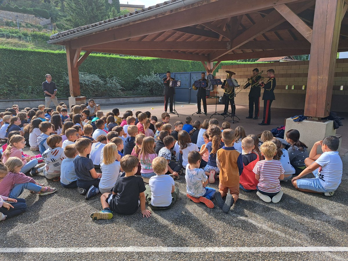 Depuis 2018, la <a href="/Musartillerie/">Musique de l'Artillerie</a> accompagne la rentrée scolaire dans le cadre du trinôme académique entre <a href="/Armees_Gouv/">Ministère des Armées</a> et le rectorat de Lyon.

Des concerts pour bien commencer l’année dans plusieurs écoles !

Bonne rentrée à tous !

<a href="/DelMil69/">DMD69</a>