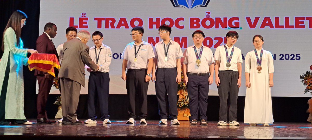 🎓 Près de 2200 élèves vietnamiens lauréats des bourses d’excellence Vallet 2025

🤝 L’AUF - Asie-Pacifique est très honorée d’avoir été conviée à cet événement mémorable et d’avoir eu l’occasion de remettre des bourses aux élèves.

tinyurl.com/3bzp95ds