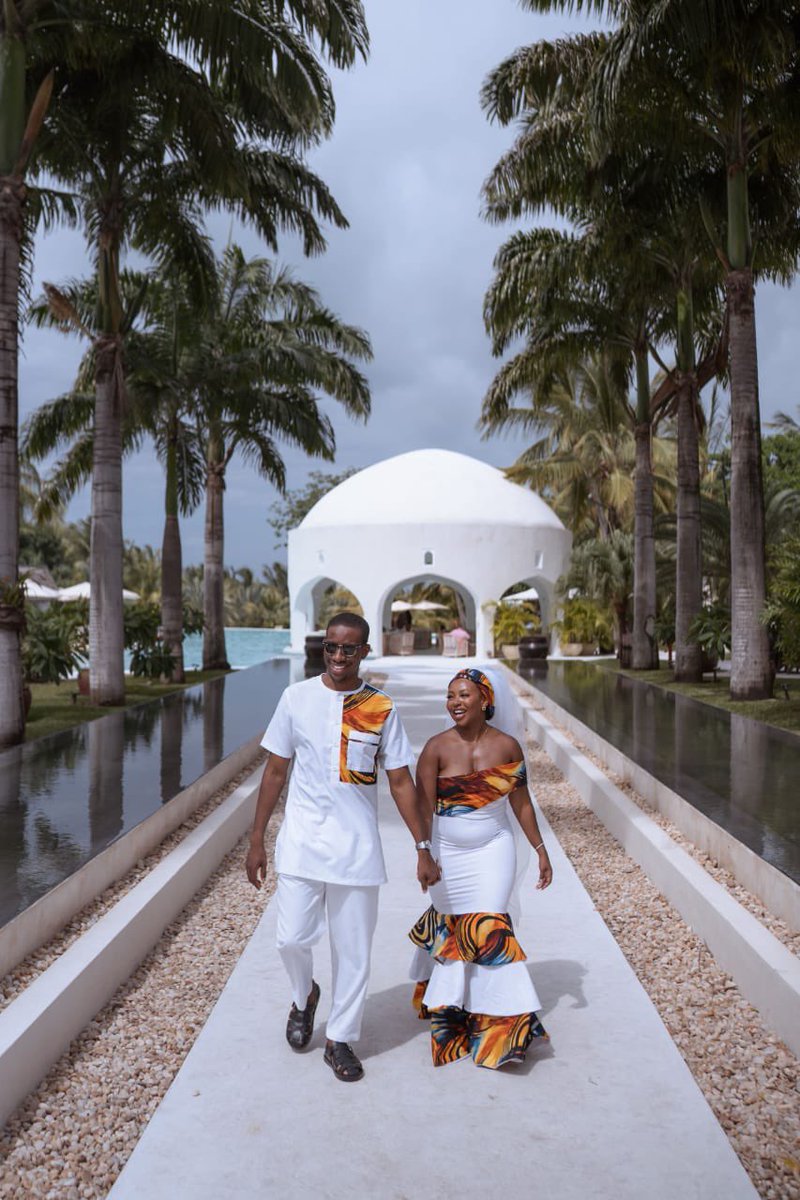 fab_by_fadzy's tweet image. What she wanted VS what she got 
A minimalist but she ate. 🧡

#workdress #officechic #officestylefashion #fabulousbyfadzy #africanwedding #bellanaijaweddings #nigerianwedding #wedding #asoebi #weddingphotography #africa #bride #africanfashion #love #diani #kenya