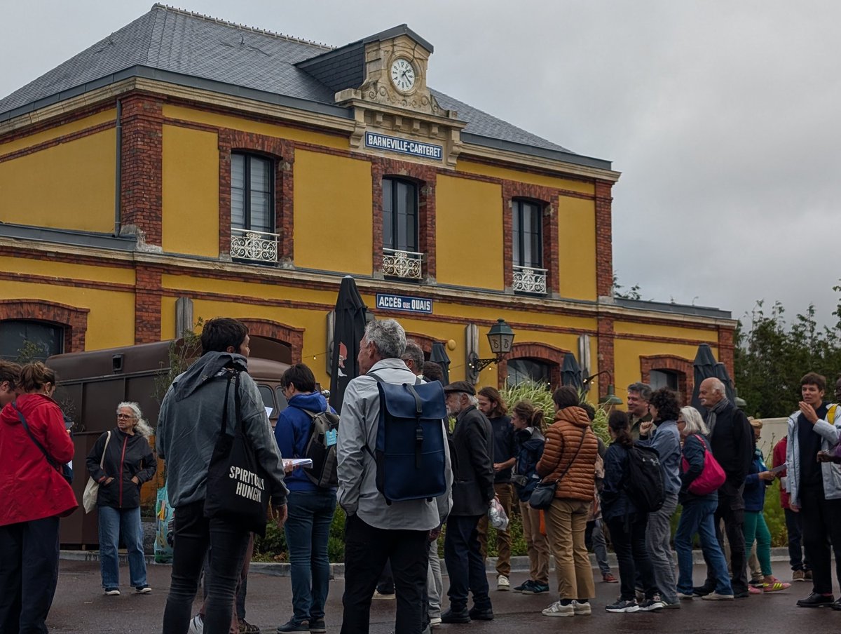 [#colloquecerisy 📚] Aujourd'hui, c'est journée buissonnière pour les participants au colloque "Le rail de ville et le rail des champs" ! Au croisement de l'intérêt patrimonial et de l'utilité sociale locale, focus sur les trains touristiques et les architectures ferroviaires