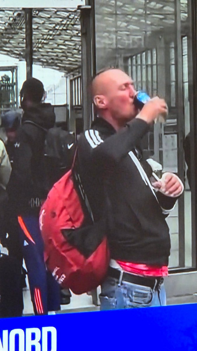 Un manifestant à #Paris ... 8,6 à la main, sac à dos <a href="/PSG_inside/">Paris Saint-Germain</a> . Rien à rajouter. <a href="/BFMTV/">BFM</a> #Blocage #franceprotests <a href="/lesRepublicains/">les Républicains</a>