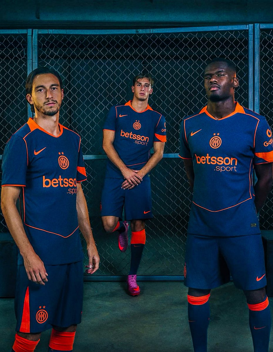 eurofootcom's tweet image. 🚨🇮🇹 𝐎𝐅𝐅𝐈𝐂𝐈𝐀𝐋 | Inter's new third kit for the 2025/26 season. 🔵🟠