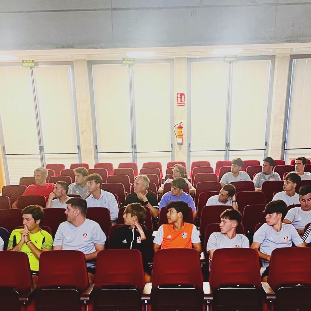 Ayer en Pvo Navalcarbón reunión de entrenadores del FPA, donde marcamos las directrices con las que el club afrontará la temporada

Contamos con la visita de Juan Cabrera, Concejal de Deportes,  recordándoles que representan no solo a un club, sino también a todo un municipio.