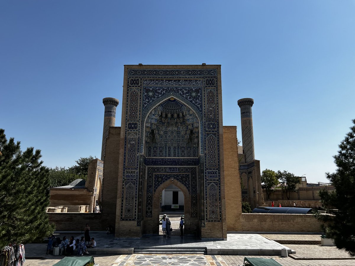 Avgust 2025, Goʻri Amirdan chiqayotsak Oʻrusdiyalik bir erkak va ayol tekin kirishimiz kk, senlar tarixiy maskanlar bn pul ishlayapsanlar deb oʻdagʻaylayapdi. Nazoratchi gʻing deyolmayapdi. Oldiga borib, senlarda tekin boʻlsa bor Oʻrussiyangga, dedim. Tekinxoʻr iploslar!