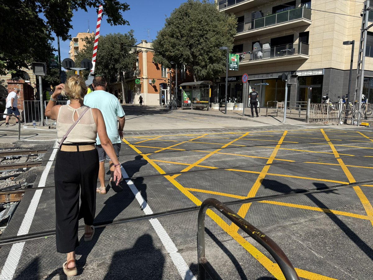 🚧✅ Reoberta la circulació de vehicles i de vianants al pas a nivell de l'Avinguda Vilallonga per obres de millora

🚘 Les obres (cinc dies) realitzades per <a href="/adif_es/">Adif</a>, després d’una demanda històrica, tenen com a objectiu millorar el pas dels vehicles i evitar incidents mecànics