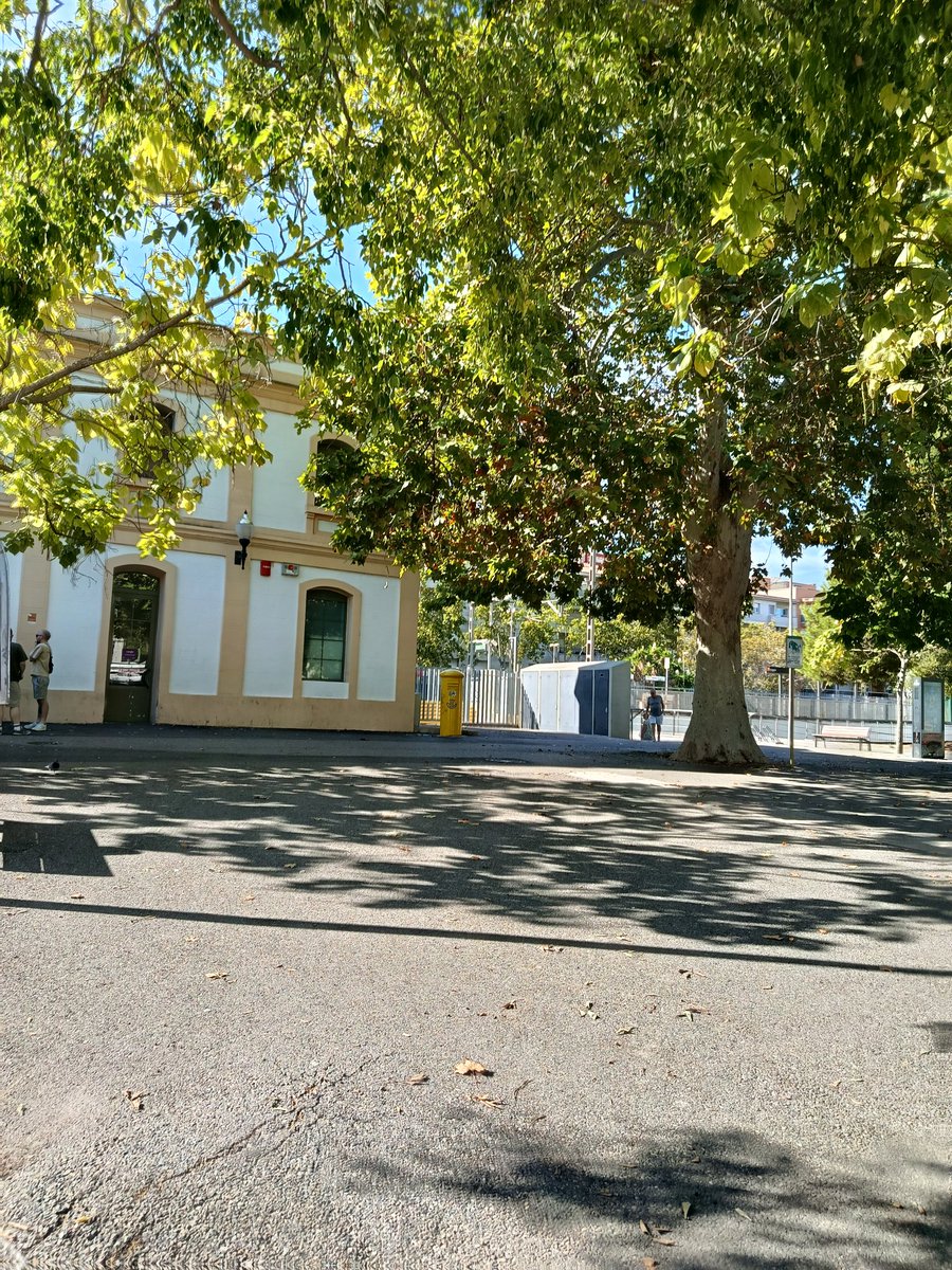 veroga07's tweet photo. @rod2sudcat Tirados en calafell. Sin servicio alternativo, ni opciones. #renfe #rodalies más caro y menos #servicios. 3 años consecutivos de incidencias #diarias. Normalizando la #incompetencia en toda #españa https://t.co/6D7NpndWmT