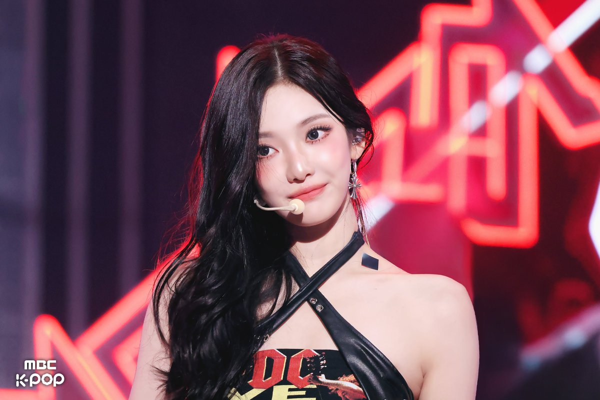 딴 생각 말고
aespa-생각
'Cause 그게 좀(많이) 더 재밌잖아😍♥️

📷 ☞program.imbc.com/BBS/musiccore?…

250906 #쇼음악중심 #음중 #aespa #에스파 
<a href="/aespa_official/">aespa</a>