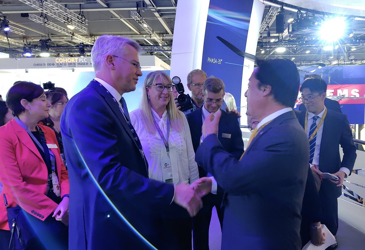 wakamiya7788's tweet image. 英国出張二日目はDSEI UKに伺い、各企業ブースにて懇談意見交換です。5月には日本でも開催しましたが、各国政府、軍、防衛産業の皆様方が一同に集まる非常に有意義な展示会です。
#英国　#dsei #uk #防衛　#安全保障　#産業