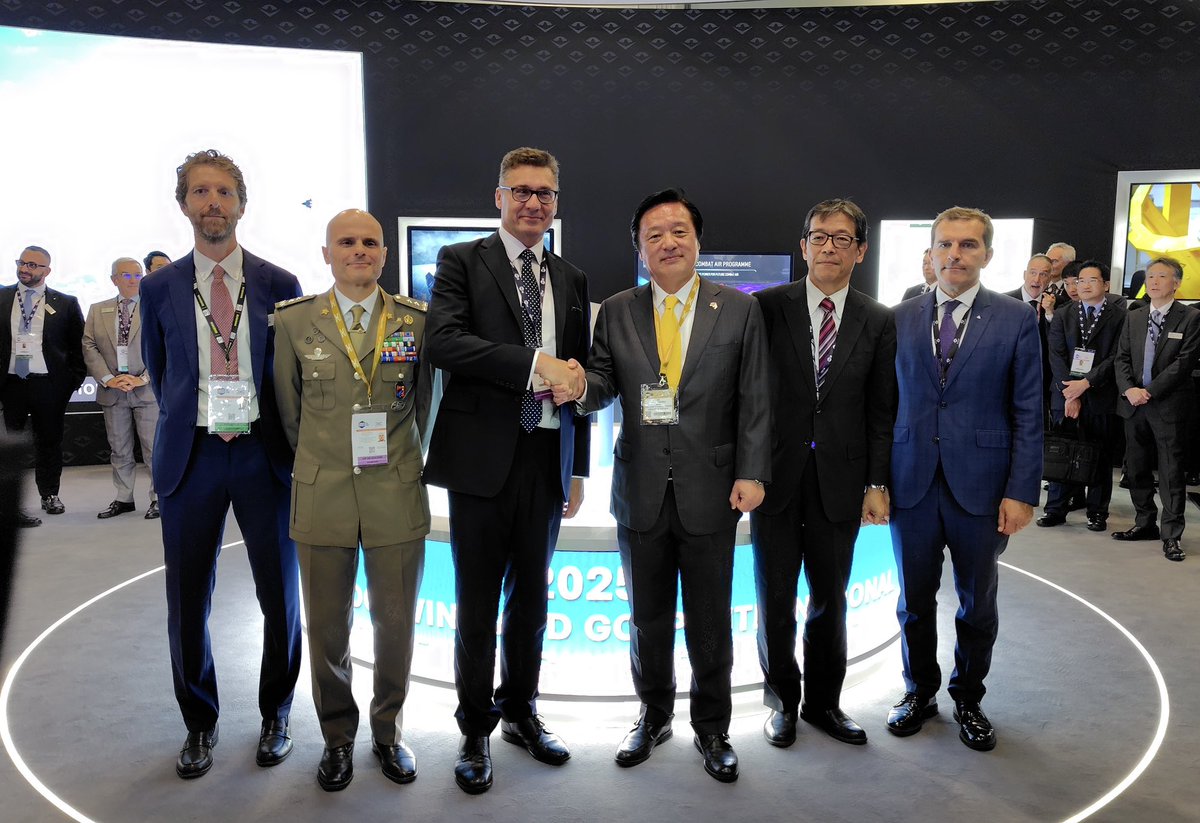 wakamiya7788's tweet image. 英国出張二日目はDSEI UKに伺い、各企業ブースにて懇談意見交換です。5月には日本でも開催しましたが、各国政府、軍、防衛産業の皆様方が一同に集まる非常に有意義な展示会です。
#英国　#dsei #uk #防衛　#安全保障　#産業