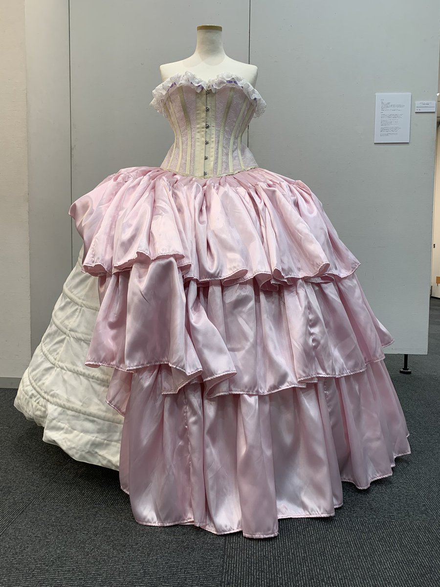 本日から13日土曜日まで鶴見区民センター　サルビアホール　3階　ギャラリーにて合同展示会に参加しております。私も一点飾ってあります。大きなクリノリン見てみたい！と言う方はお越し下さい。よろしくお願いします。