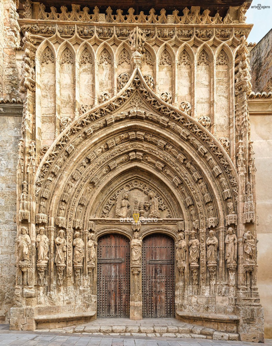 La maravillosa portada de la iglesia de Santa María de Requena (Valencia), una auténtica genialidad del arte gótico
#BuenosDias #FelizMiercoles