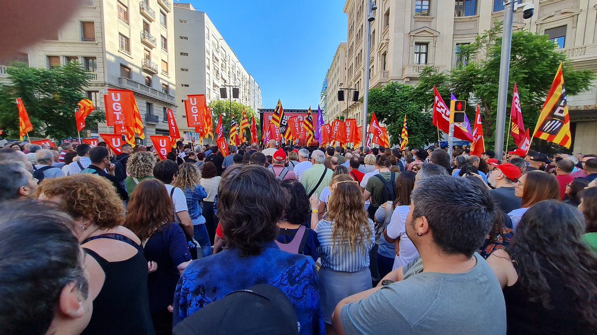 Estem concentrats davant la seu de la patronal Foment a Barcelona per reclamar la #ReduccióDeJonadaJA

Alguns partits volen bloquejar-la, però aquí estem lluitant perquè no renunciem a aquesta mesura que ens ha de permetre guanyar temps de vida