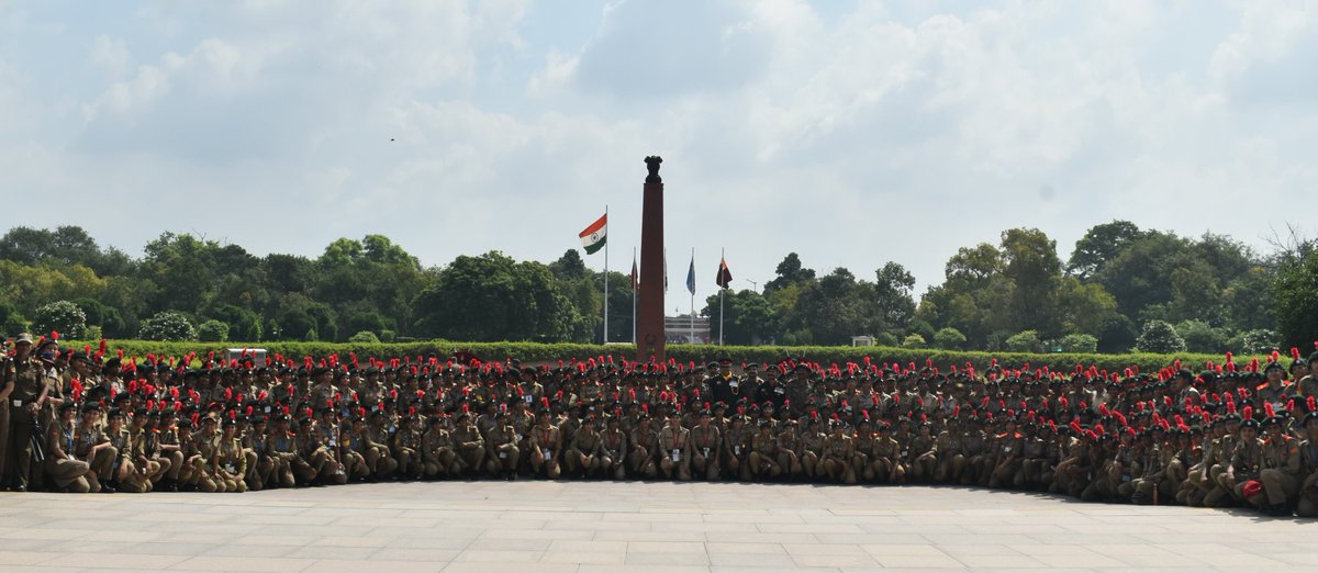 salute2soldier's tweet photo. #NCC cadets from all #StateDirectorates participating in All India Sainik Camp Competition 2025 visited #NationalWarMemorial in which Col Rajat Pandey, CO 11 UP Bn NCC &amp; Service NCC cadets paid homage at #AmarJawanJyoti. https://t.co/kZHkLkAeBt