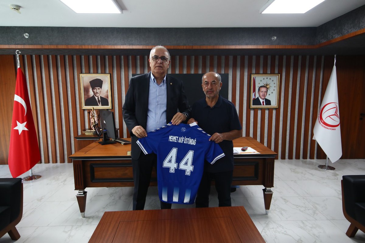 Kulüp Başkanımız Sayın Mehmet Emin Katipoğlu Hemşehrimiz ve arkadaşı olan Türkiye Voleybol Federasyonu Başkanı Sayın Mehmet Akif Üstündağ’ı ziyaret ederek forma hediye etti ve Türkiye Voleybol Milli Takımının Dünya ikinciliği dolayısıyla tebriklerini iletti.