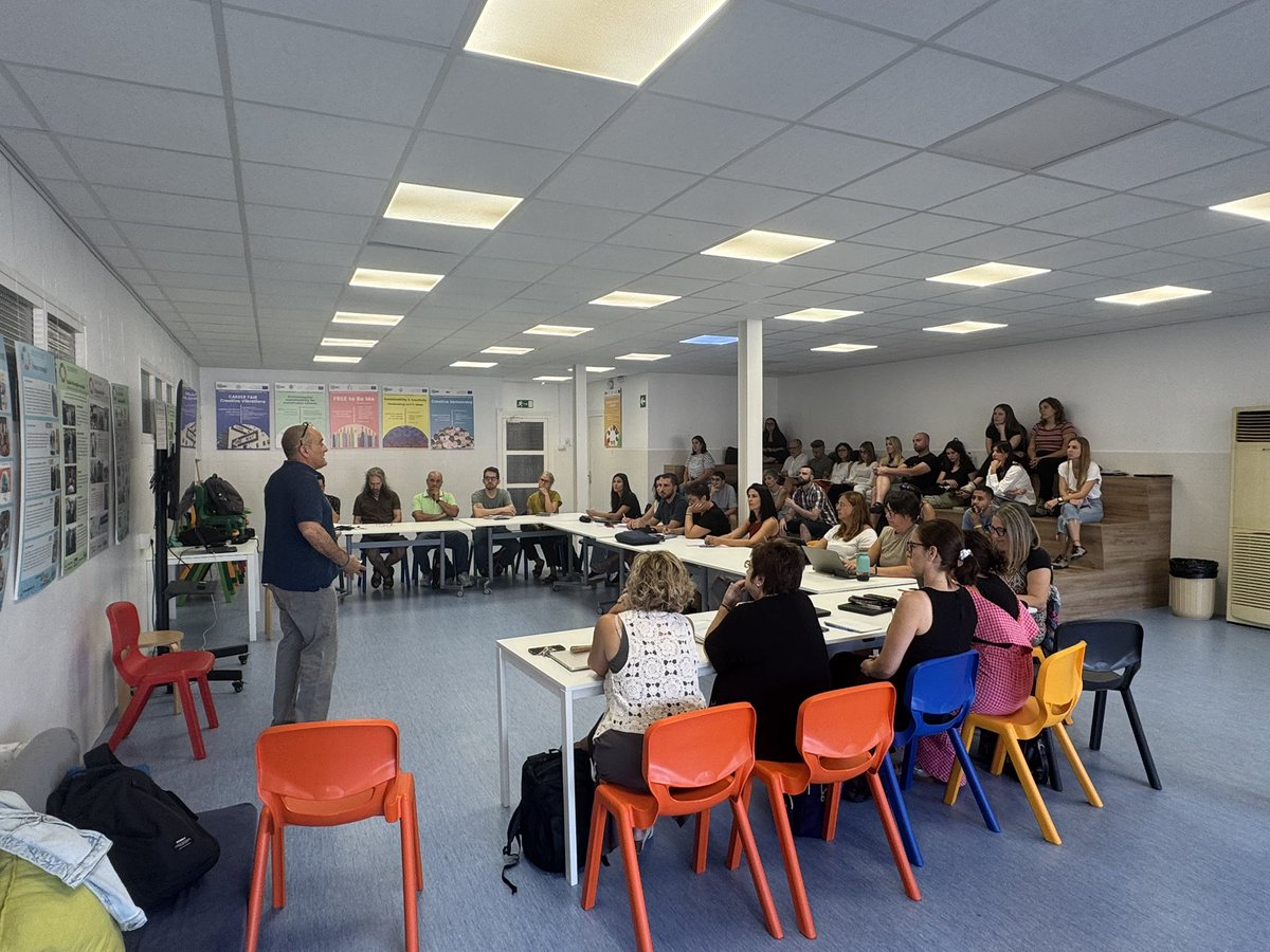 Avui ens trobem amb els #bats de <a href="/EscolesFEDAC/">Escoles FEDAC</a> per recordar que l’etapa de #batxillerat ha de ser una etapa d’oportunitats i no de selecció! Un #bat amb sentit és possible i té una identitat pròpia que és #BatPRO