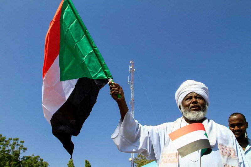 #الراكوبة | بعد 27 شهرًا من القتال بين الجيش والدعم السريع في السودان، يطالب الإسلاميون من أنصار نظام الرئيس المعزول عمر البشير بما أسموه “تطهير البلاد من العملاء” في إشارة إلى عدم السماح بعودة القوى المدنية إلى الحياة السياسية والإنسانية.