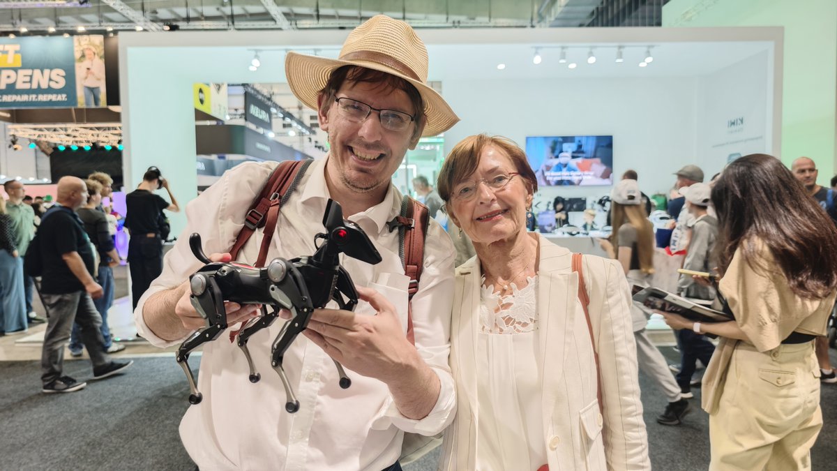 Hengbot_Sirius's tweet photo. Just finished my showcase at the IFA expo.
Can't wait to enjoy my short vaca in Berlin!!!🕶🐶

#IFA25 #Berlin #Hengbot_Sirius #dog #kickstarter #robot https://t.co/wl0q64ksYd