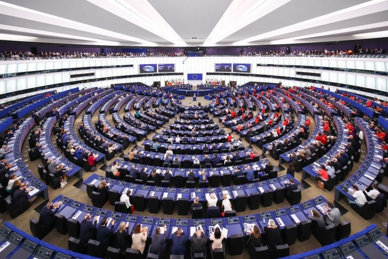 Hier ist die Rede zur Lage der Union von Präsidentin <a href="/vonderleyen/">Ursula von der Leyen</a> auf Deutsch #SOTEU 👉 ec.europa.eu/commission/pre… 

"Dies muss der Moment der europäischen Unabhängigkeit sein.

Ein Moment, den wir nutzen können, wenn wir geeint stehen."