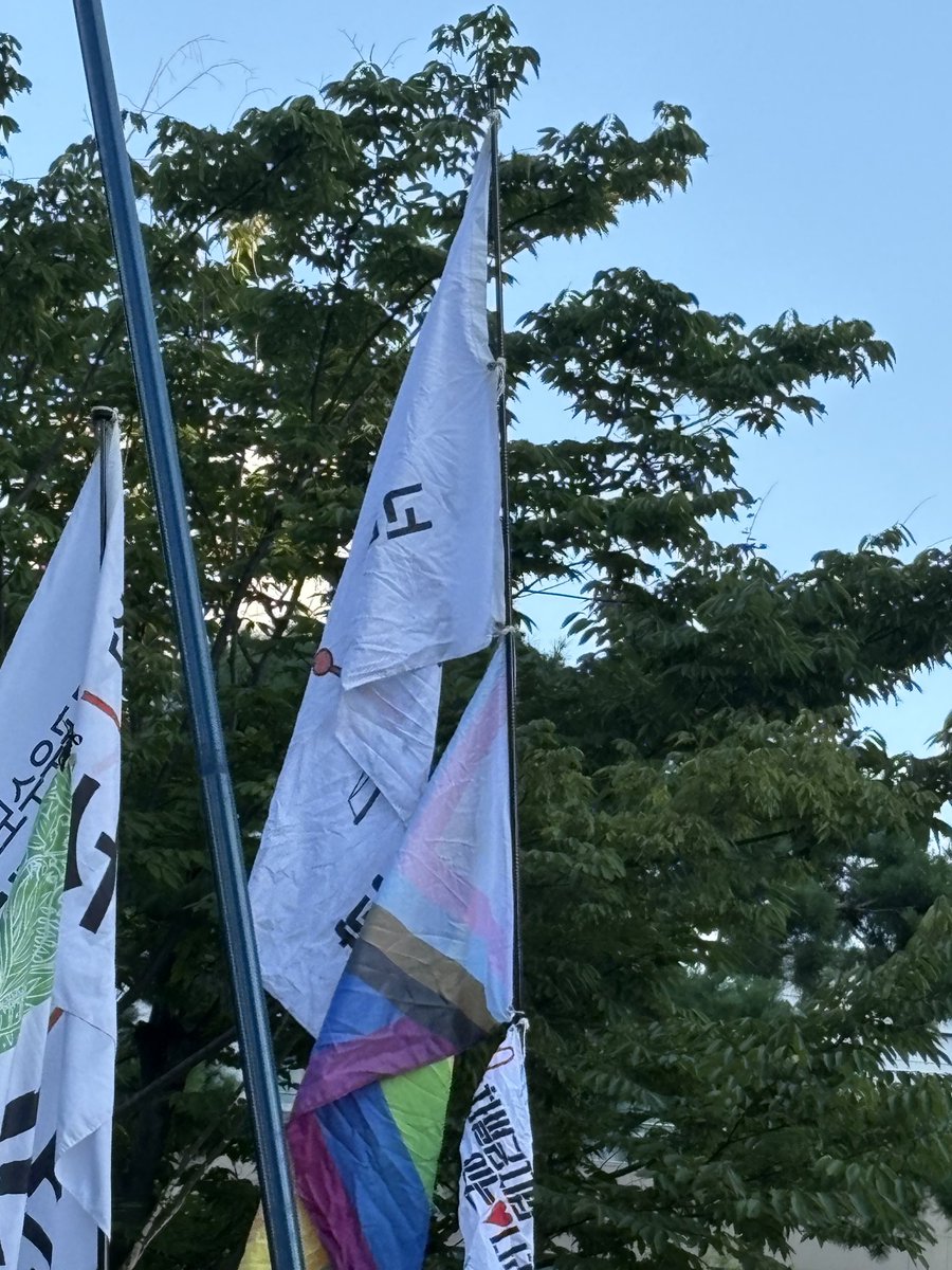 생활도서관은 지금 지혜복 교사 부당해임 철회와 A학교 성폭력 사안 온전한 해결을 위한 투쟁 600일 집중집회에 참여하고 있습니다.