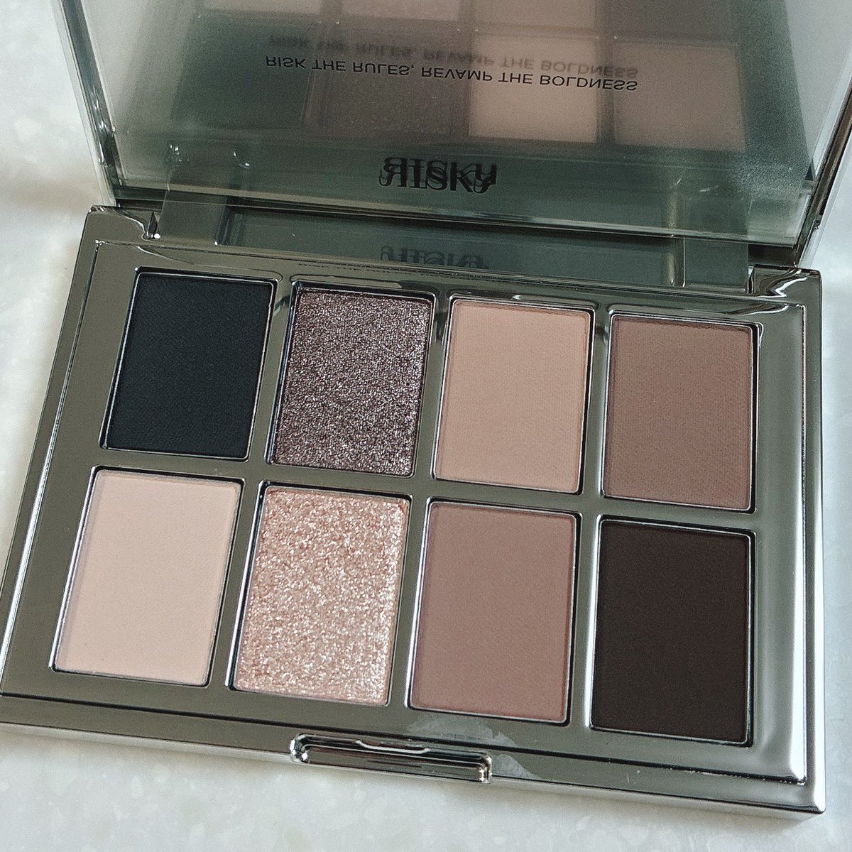 Autumn56092259's tweet image. #PR #RISKY #EYESHADOW
RISKY
PIGMENT EYESHADOW PALETTE 
Soft Smoky
韓国のライジングコスメブランド
見たことなかったユニークなカラー感と高発色、高輝度ラメ、メイクが長持ちするよ☝️
かっこよくてオシャレな色の組み合わせのパレット✨