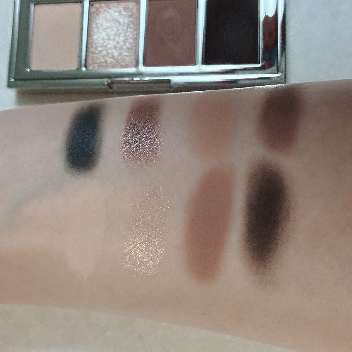 Autumn56092259's tweet image. #PR #RISKY #EYESHADOW
RISKY
PIGMENT EYESHADOW PALETTE 
Soft Smoky
韓国のライジングコスメブランド
見たことなかったユニークなカラー感と高発色、高輝度ラメ、メイクが長持ちするよ☝️
かっこよくてオシャレな色の組み合わせのパレット✨