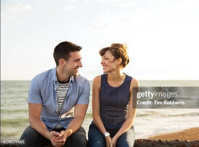 « جلس معها #أربعون دقيقة
 وهو يستمع لـ كل شيء في
 حديثها ؛ وعندما قرر الذهاب
 قالت له : نسيت أن أسألك 
 #كم_عُمرك ؟! 
فقال لها : عُمري أربعون دقيقة ..
 تبدأ أعمارنا عندما نلتقي
 #بـ_من_نُحب ».💜