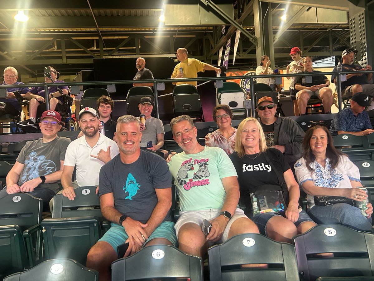 FastlyJapan's tweet image. 先日、アメリカ勤務のメンバーで野球観戦に行ってました⚾️🇺🇸

Fastlyでは、定期的に世界各国で社内イベントが行われています。実現してくれた皆さん、そして仕事の場でも交流の場でも Fastly を素晴らしい場所にしてくれている仲間に感謝します💙✨

#LifeAtFastly