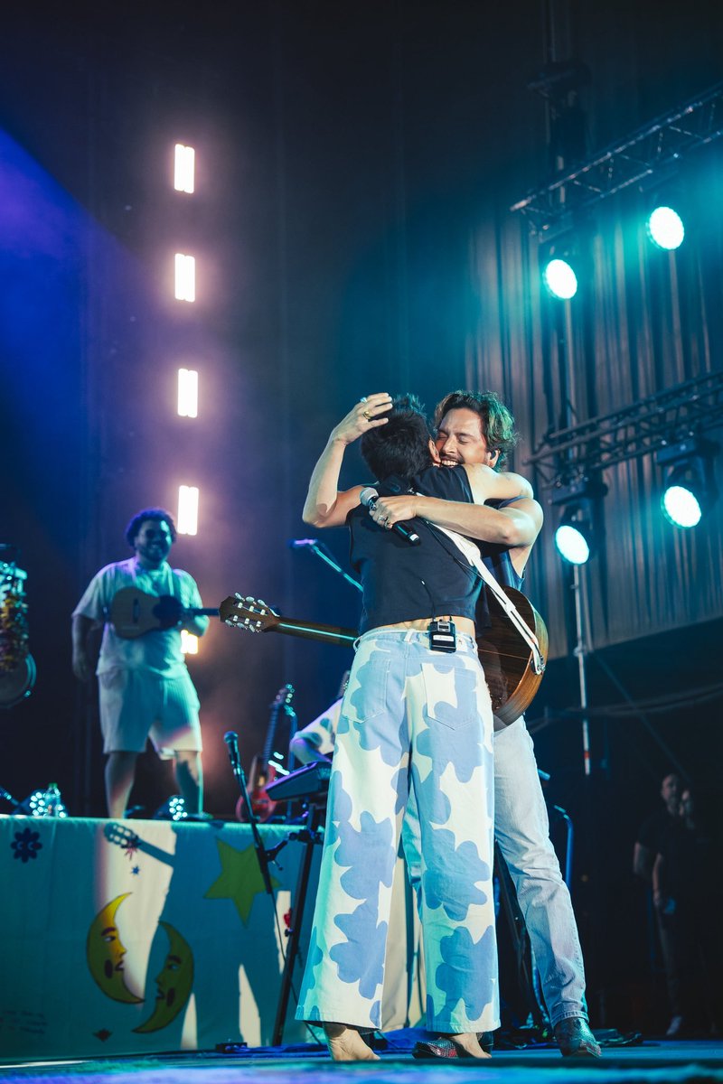 manuelcarrasco_'s tweet photo. Ayer me colé de sorpresa en el concierto de mi hermano @CamiloMusica en Sevilla… 

Qué bonito lo que hemos vivido desde que nació Salitre 🌊🧂 https://t.co/NmdVryHltU