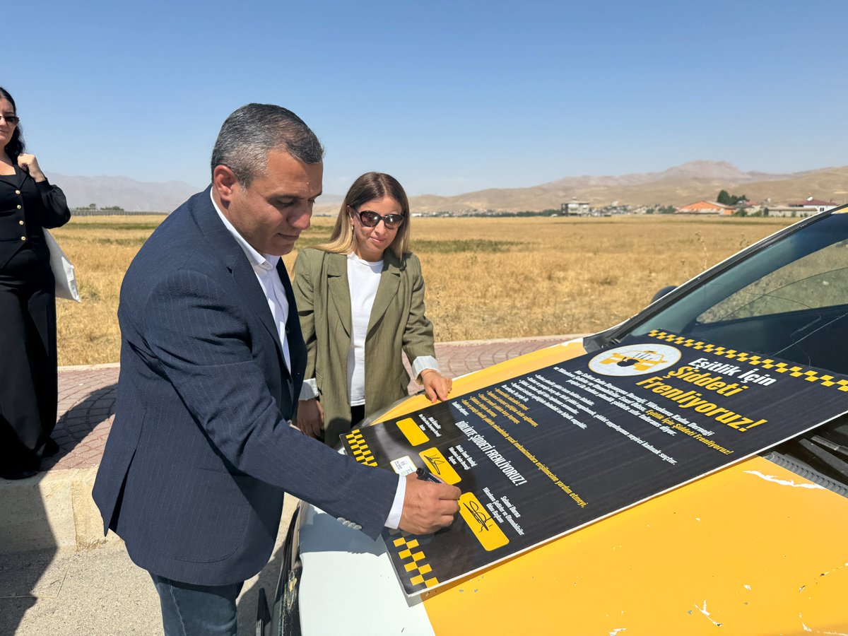 “Şiddeti Frenliyoruz” Projesi Yüksekova’da! Mor Salkım Derneği yürütücülüğünde, <a href="/YUKADER_/">Yüksekova Kadın Derneği</a>  iş birliği ve <a href="/HeinrichBoellTR/">Heinrich Böll Stiftung İstanbul</a> desteğiyle hayata geçen projede taksicilere kadın güvenliği, toplumsal cinsiyet eşitliği ve şiddetle mücadele eğitimleri verildi.