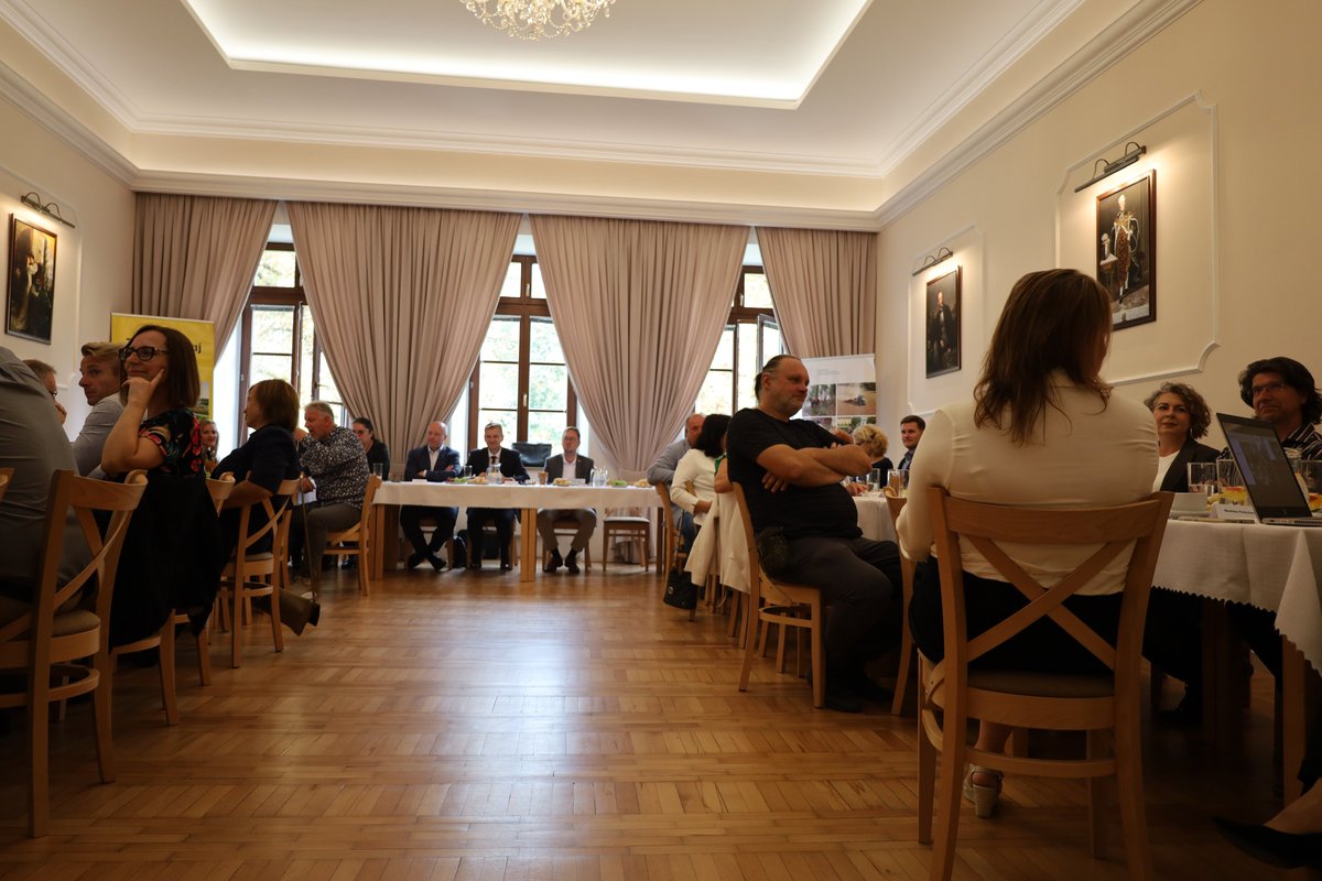 Zlínský kraj (@zlinskykraj) on Twitter photo Zámek v Žeranovicích hostí Hejtmanský den s vedením Zlínského kraje a starosty MAS Partnerství Moštěnka. Hlavními tématy diskuze jsou například doprava (zejména dostavba úseku dálnice D49), školství, odpadové hospodářství, protipovodňová opatření či podpora hasičů. Zámek v Žeranovicích hostí Hejtmanský den s vedením Zlínského kraje a starosty MAS Partnerství Moštěnka. Hlavními tématy diskuze jsou například doprava (zejména dostavba úseku dálnice D49), školství, odpadové hospodářství, protipovodňová opatření či podpora hasičů.