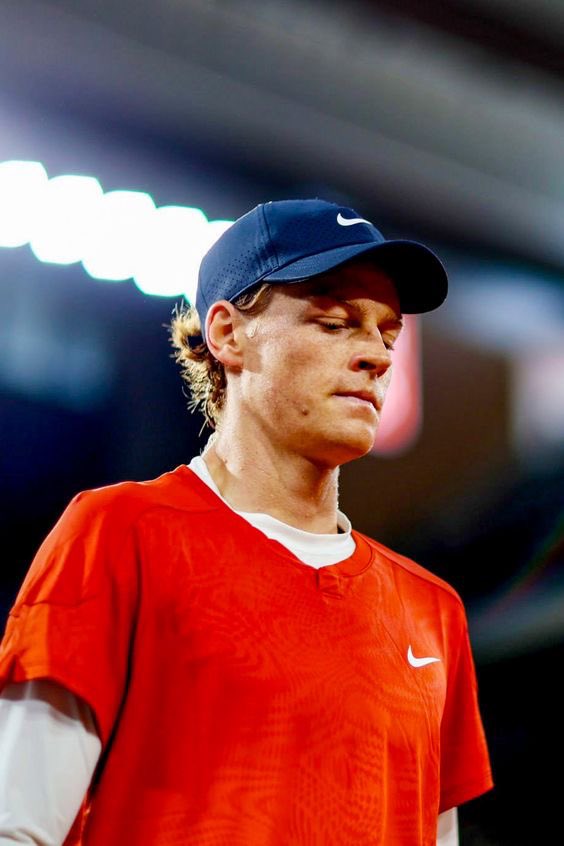 🗞️ Can Jannik Sinner still finish 2025 as World No.1?

The short answer is yes — but it will be extremely difficult.

Carlos Alcaraz’s triumph at the US Open ended Sinner’s 65-week reign at the top. In the official ATP rankings, the gap between them is 760 points, but the Race —