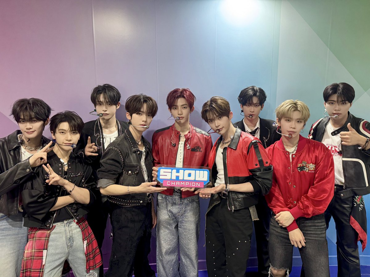 showchampion1's tweet image. #쇼챔피언 에 등장한 #ZEROBASEONE 
무대 얼마나 멋있게 할거야악!!!
무대 얼마나 찢어놓을거야악!!!
무대 얼마나 #ICONIK 할거야악!!!

ㄴ 정답🙋‍♀️ : 우주만큼이요.

같이 #제로베이스원 보러 갈 
제로즈🌹 구함. . . .♡