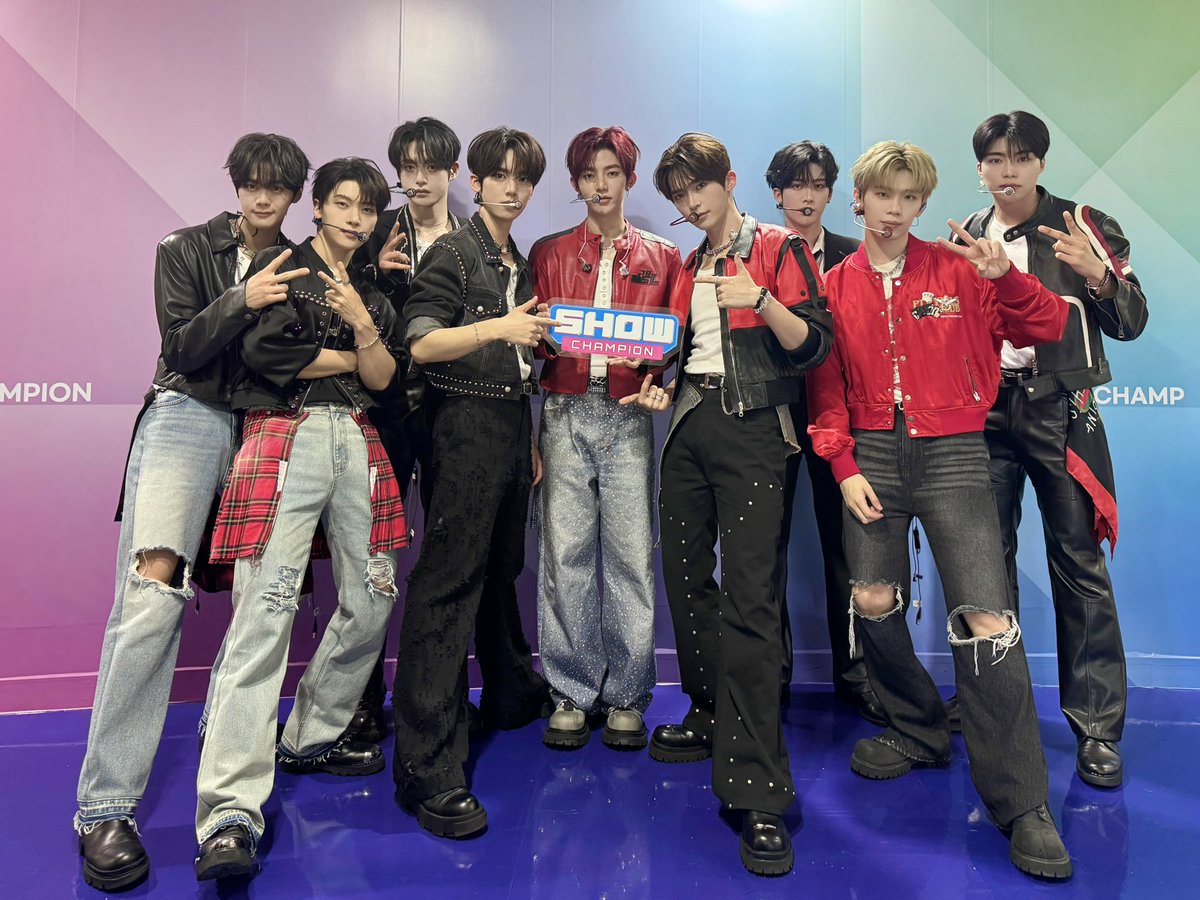 showchampion1's tweet image. #쇼챔피언 에 등장한 #ZEROBASEONE 
무대 얼마나 멋있게 할거야악!!!
무대 얼마나 찢어놓을거야악!!!
무대 얼마나 #ICONIK 할거야악!!!

ㄴ 정답🙋‍♀️ : 우주만큼이요.

같이 #제로베이스원 보러 갈 
제로즈🌹 구함. . . .♡