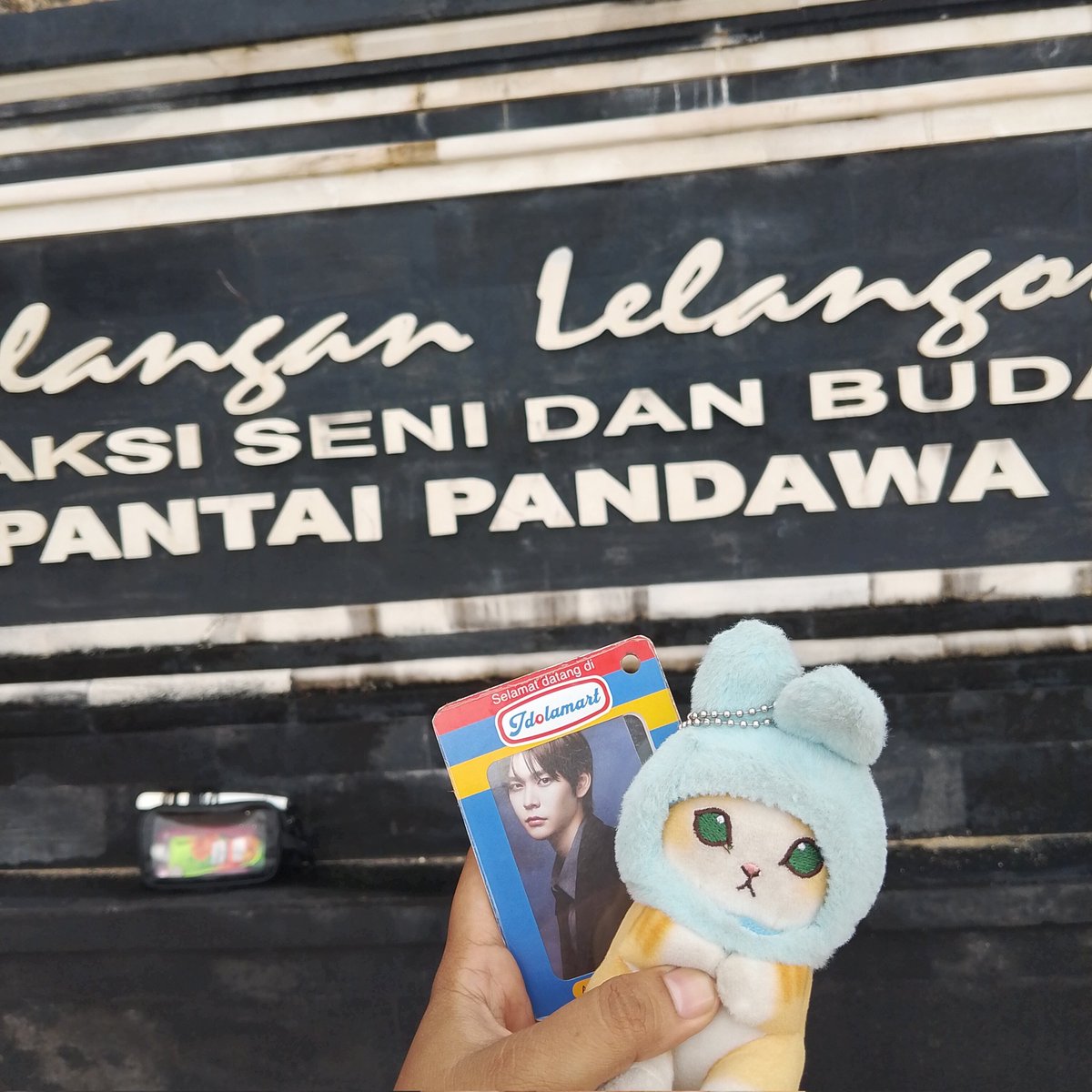 Hari ini Mustofa bermain di pantai Pandawa!