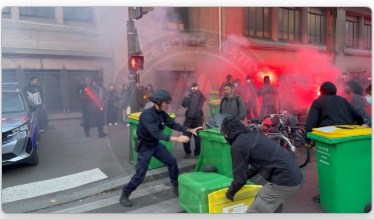 alliancepolice's tweet photo. Policiers attaqués et blessés, bus incendié, barricades, établissements bloqués…
La République est prise en otage par la violence.
👉 Sans une réponse pénale ferme, c’est le chaos qui gagne.
#SoutienFDO https://t.co/RVkl6sZQkp